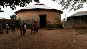 Des enfants jouent à Kparatao, le village natal de l'opposant Tikpi Atchadam, dans le nord du Togo, le 23 septembre 2017