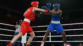 Les boxeurs Li Qian et Atheyna Bibeichi Bylon, lors des Jeux olympiques de Paris le 10 août 2024