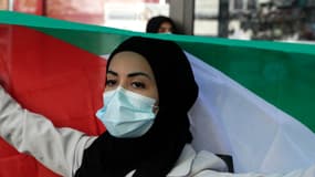Une femme brandit un drapeau lors d'une manifestation pro-palestinienne à Paris, le 15 mai 2021.