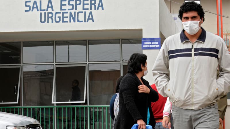 Des habitants de la ville d'Iquique, au Chili, portent des masques pour se protéger du virus H1N1, en juillet 2013. (photo d'illustration)