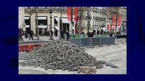 En raison d'un chantier en cours sur les Champs-Elysées, un amas de pavés se trouvaient sur la voie publique.
