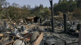 Une ferme détruite après le passage de l'incendie dans l'Aude, à Fontjoncouse, le 9 août 2025
