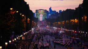 Les Champs-Élysées sous un beau coucher de soleil lors de la cérémonie d'ouverture des Jeux paralympiques de Paris 2024