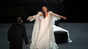 La soprano Ermonela Jahoperforme en tant que Violetta dans la Traviata le 31 juillet 2016 à Orange