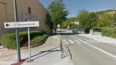 Le panneau de signalisation indiquant la déchetterie de Signes