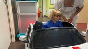 À l'hôpital de Bois-Bernard (Pas-de-Calais), les équipes soignantes comptent désormais dans leurs rangs une petite voiture électrique qui permet d'acheminer les enfants au bloc opératoire.