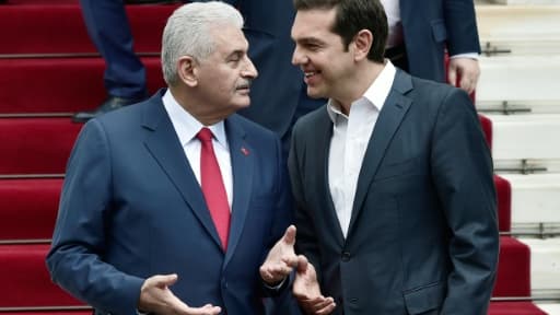 Le Premier ministre grec Alexis Tsipras (D) et son homologue turc, Binali Yildirim, le 19 juin 2017 à Athènes