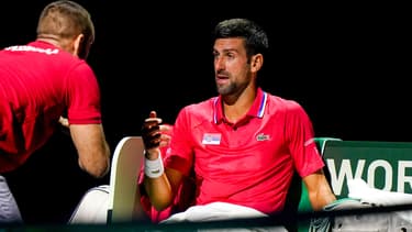 Novak Djokovic se faisant soigner avec la Serbie en quart de finale de Coupe Davis, 23 novembre 2023