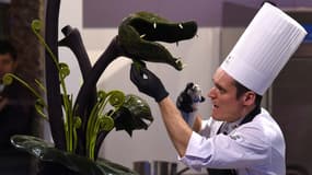 Le chocolatier mexicain Slawomir Korczak travaille sur une création au Salon du chocolat le 28 octobre 2015 à Paris.