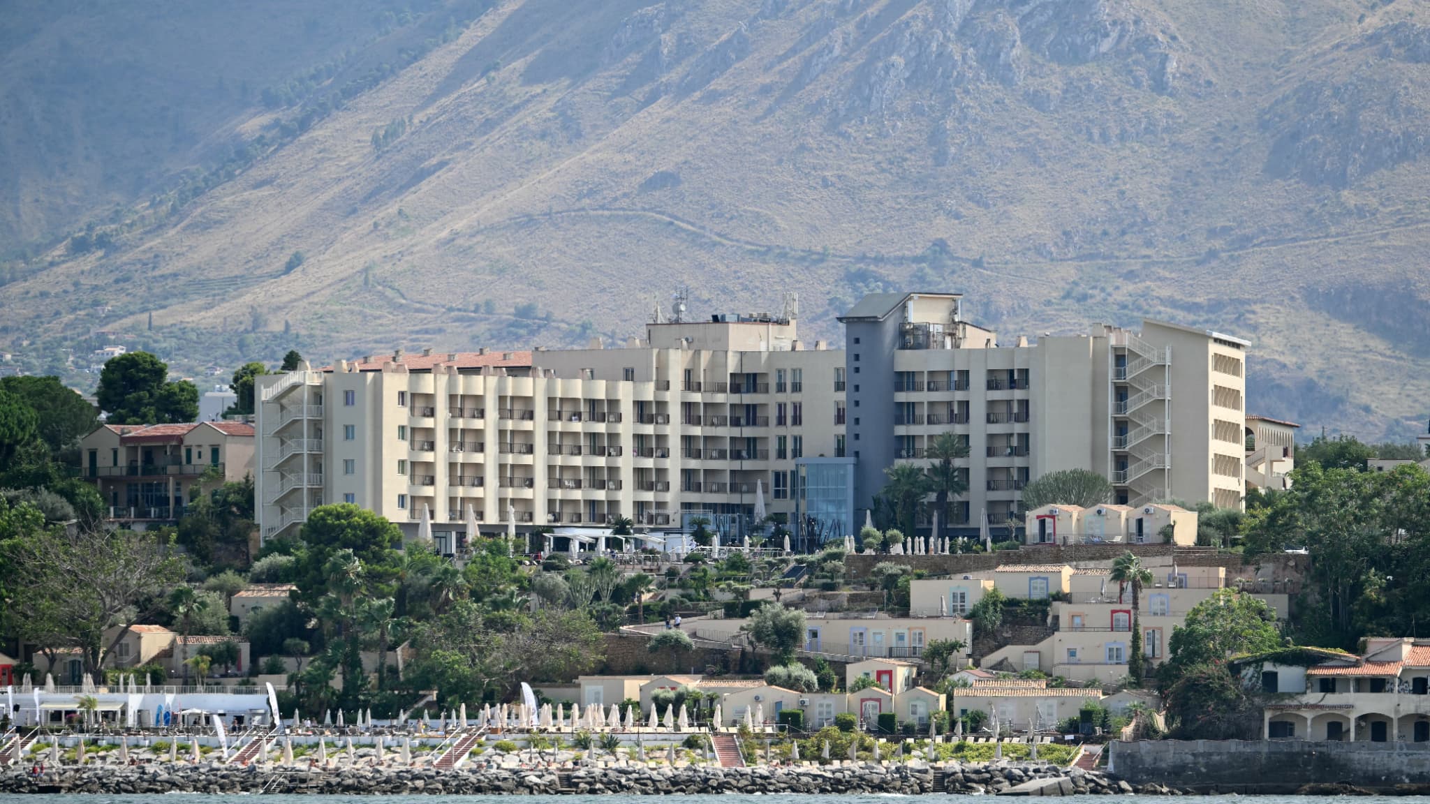 L'hôtel Domina Zagarella Sicily accueillant les survivants et leurs proches à Porticello, le 20 août 2024 près de Palerme. 