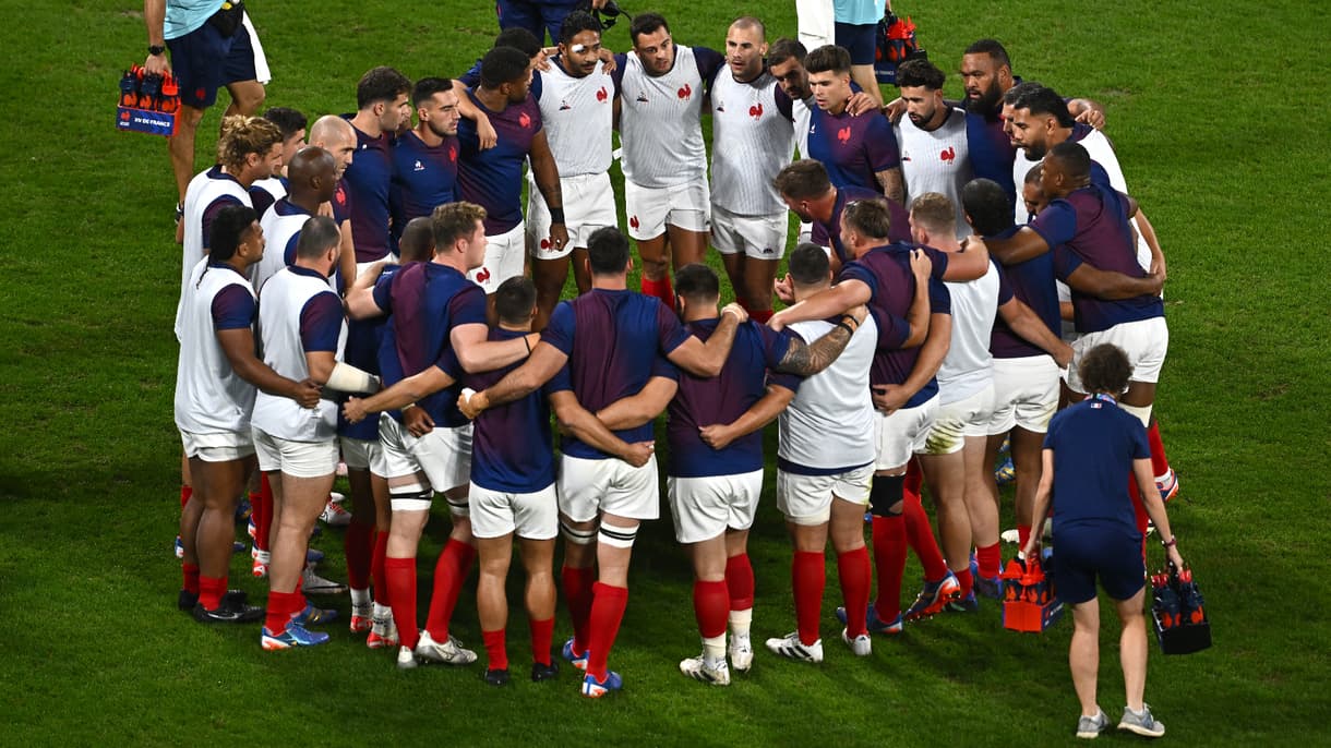 Les joueurs de l'équipe de France se regroupent pendant l'échauffement avant le match de pour contre l'Italie, le 06/10/2023