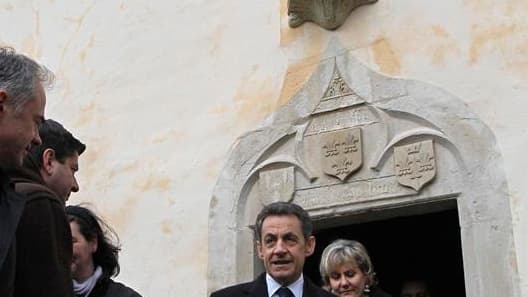 Nicolas Sarkozy en compagnie de Nadine Morano à la sortie de la maison natale de Jeanne d'Arc, à à Domrémy-la-Pucelle. Le président de la République a célébré vendredi à Vaucouleurs le 600e anniversaire de la naissance de la jeune paysanne lorraine, la dé