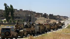 Des forces gouvernementales irakiennes sur une route conduisant à la ville de Tal Afar le 9 juin 2017