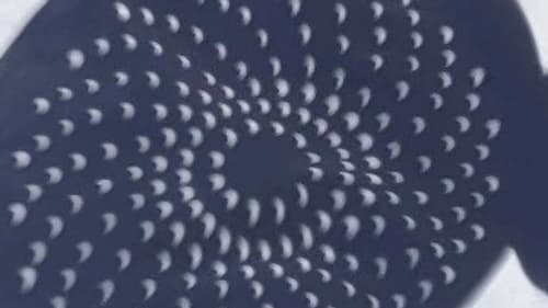 L’ombre projetée par une passoire ou une écumoire sur une surface plane permet de voir l’éclipse solaire en toute sécurité