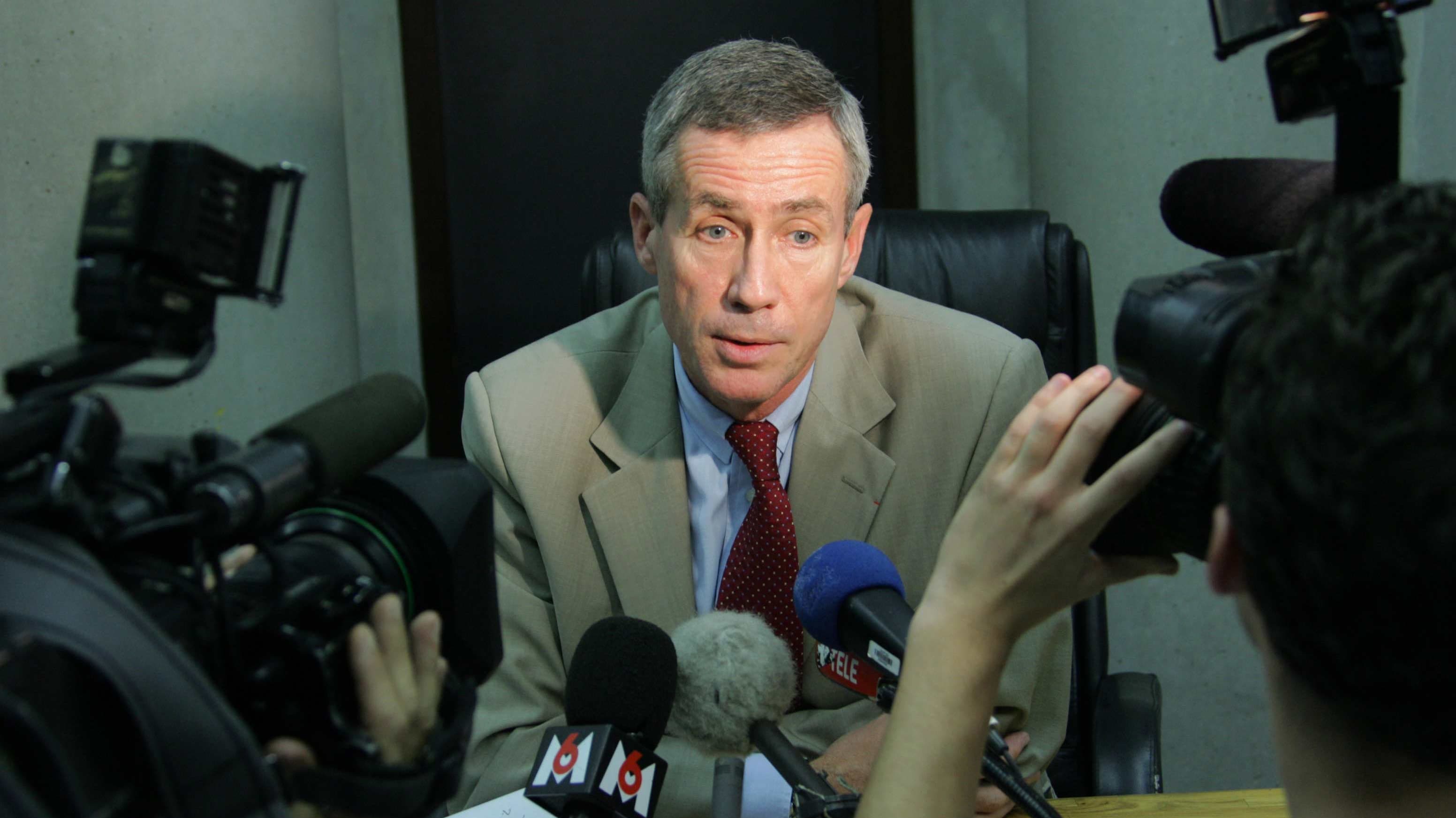 François Molins s'exprime le 29 octobre 2005 sur l'enquête concernant le décès de deux adolescents à Clichy-sous-Bois. François Molins s'exprime le 29 octobre 2005 sur l'enquête concernant le décès de deux adolescents à Clichy-sous-Bois.