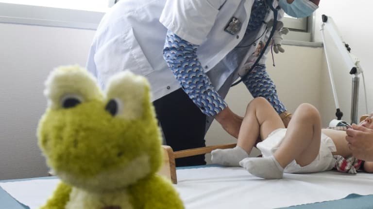 Examen d'un tout-jeune patient aux urgences pédiatriques du CASED de Rennes le 7 juin 2021