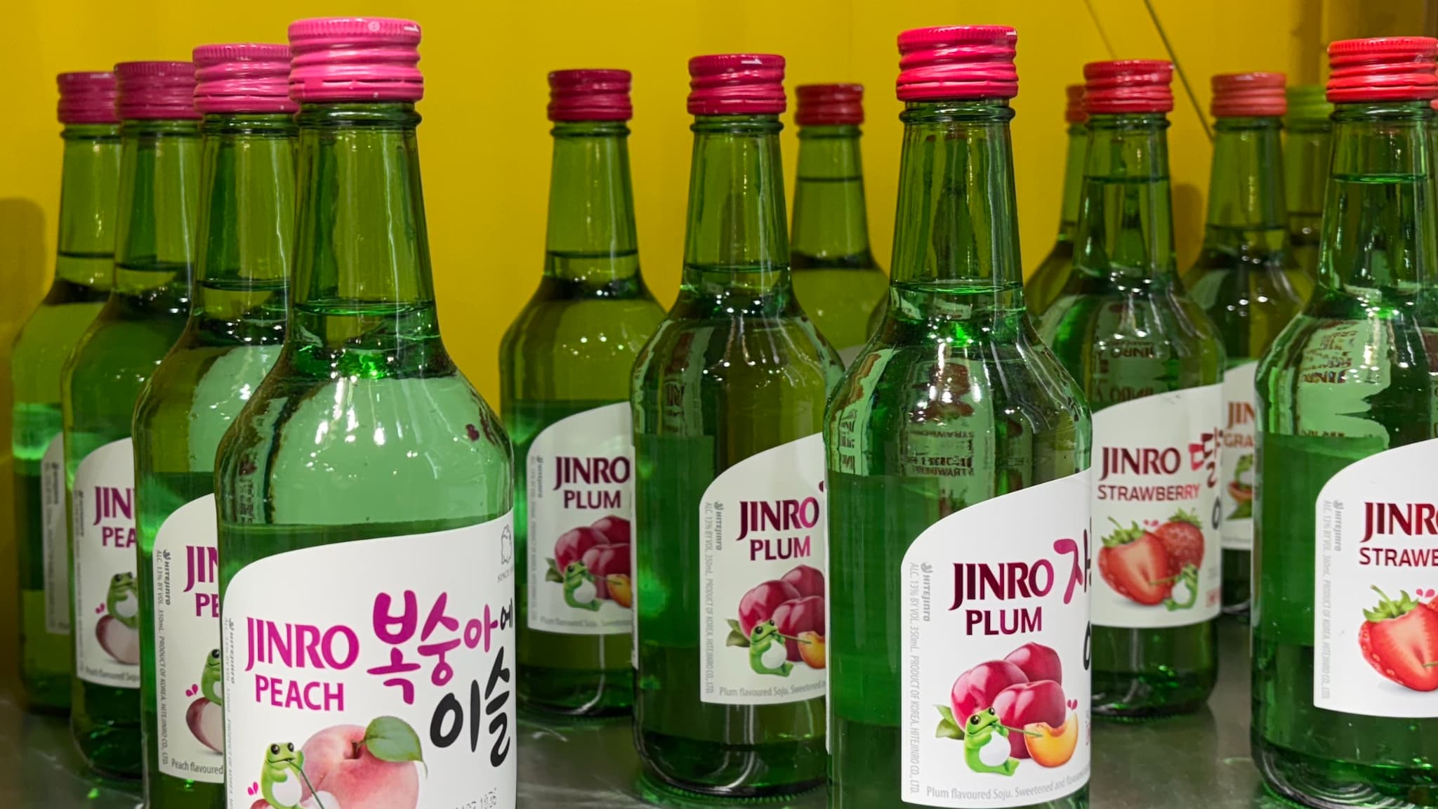 Des bouteilles de "soju" aromatisé présentées lors de l'édition 2024 du salon Sial Paris, le 21 octobre 2024 à Villepinte (Seine-Saint-Denis).