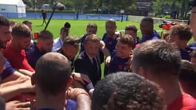 Emmanuel Macron échange avec les Bleus à l'entraînement du XV de France, le 4 septembre 2023.