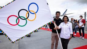 Tony Estanguet et Anne Hidalgo avec la bannière olympique