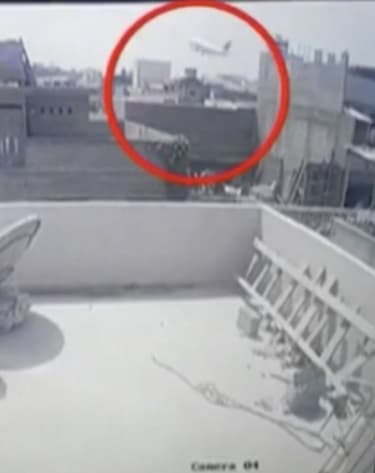Crash à Karachi: une caméra de vidéosurveillance filme la chute de l'avion en pleine ville
