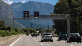 Sur l'A48, entre Lyon et Grenoble, un losange s'illumine lorsque la voie de gauche est réservée aux véhicules avec au moins deux personnes, aux taxis et aux voitures électriques.