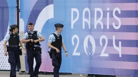Des gendarmes patrouillent le long de barrières entourant un site olympique à Paris, le 16 juillet 2024