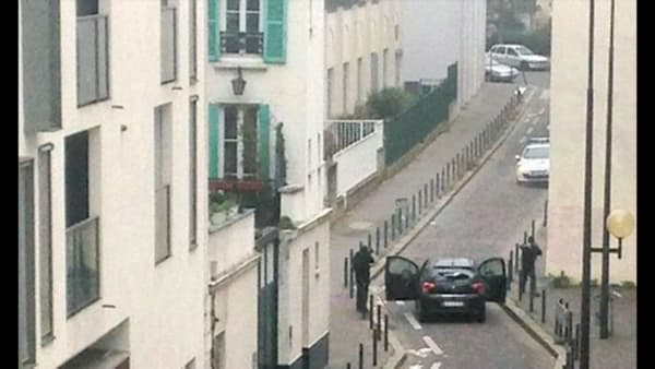 Cherif et Saïd Kouachi repartent avec leur voiture après l'attentat contre Charlie Hebdo. Cherif et Saïd Kouachi repartent avec leur voiture après l'attentat contre Charlie Hebdo.