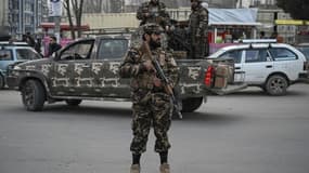 Des talibans en patrouille à Kaboul, le 21 janvier 2022 en Afghanistan