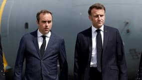 Le président Emmanuel Macron (d) et le ministre des Armées Sébastien Lecornu lors d'une visite à la 55e édition du Salon international de l'aéronautique et de l'espace (SIAE) à l'aéroport de Paris-Le Bourget, le 20 juin 2025