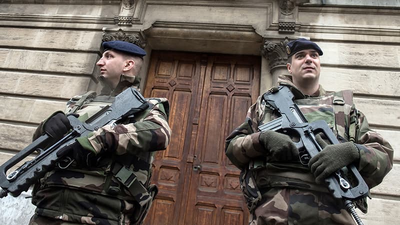 Des militaires montent la garde devant l'entrée d'une synagogue, à Lille.
