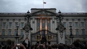 Des gens rassemblés devant le palais de Buckingham pour rendre hommage à la reine Elizabeth II après sa mort, à Londres, le 8 septembre 2022.