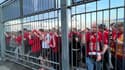Des supporters de Liverpool à l'extérieur du Stade de France