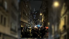 À Lyon, les pompiers projettent un message sur la Tour Incity pour l'ouverture de la Fête des lumières ce jeudi 5 décembre. 