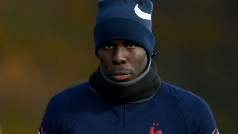 Le défenseur de l'équipe de France de football Kurt Zouma, à son arrivée pour un entraînement, le 11 novembre 2021 à Clairefontaine-en-Yvelines, en vue des matches de qualification des Bleus pour le Mondial 2022 au Qatar