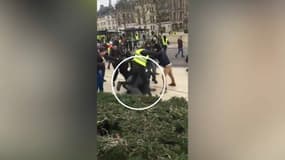 Gilets jaunes: des journalistes à nouveau pris pour cible