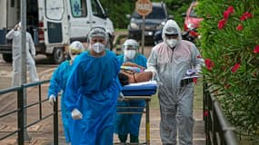Une malade du Covid-19 est transférée vers un autre hôpital à Santarem, au Brésil, le 7 février 2021