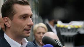 Jordan Bardella, le 8 juillet 2024 devant le siège du Rassemblement national à Paris