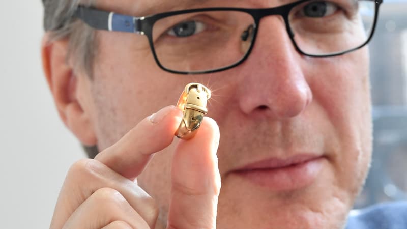 La bague d'Oscar Wilde, dans les mains de l'homme qui l'a retrouvée, Arthur Brand