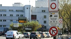 Un panneau de signalisation (d) de zone à faibles émissions (ZFE) à Paris, le 5 avril 2025