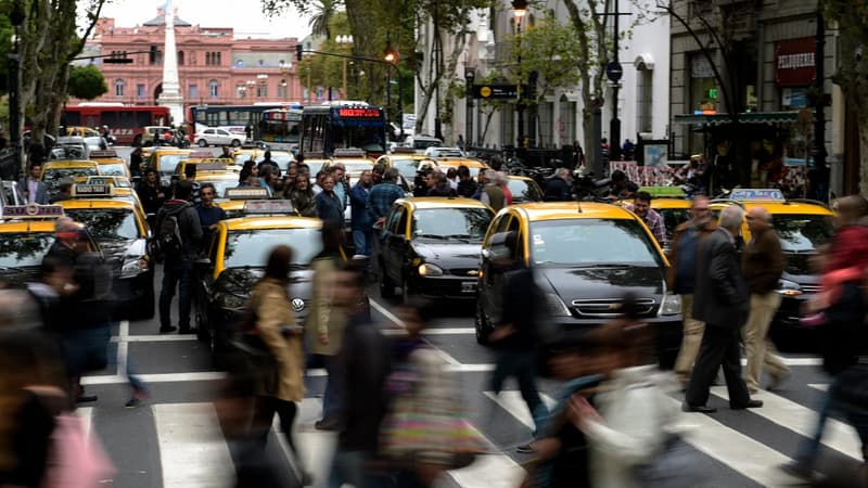 Les taxis manifestent face à Uber.