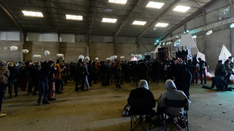 Des participants à une fête sauvage du Nouvel an dans un hangar désaffecté à Lieuron (environ 40 km au sud de Rennes), le 1er janvier 2021