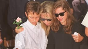 France Gall et ses deux enfants, Raphaël et Pauline, lors des obsèques de Michel Berger au cimetière Montmartre à Paris, le 6 août 1992.
