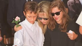 France Gall et ses deux enfants, Raphaël et Pauline, lors des obsèques de Michel Berger au cimetière Montmartre à Paris, le 6 août 1992.