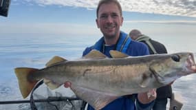 Le pêcheur Guillaume Fourrier apprend à ses clients sur son bateau à attraper les gros poissons.