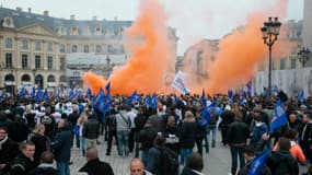 Plusieurs centaines de policiers se sont rassemblés sous les fenêtres du ministère de la Justice, mercredi 14 octobre.