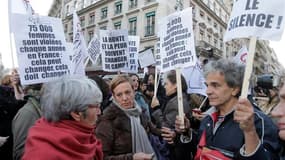 Plusieurs centaines de personnes se sont rassemblées lundi soir près du ministère de la Justice, à Paris, à l'appel du collectif "Féministes en mouvement", choqué par le verdict du procès de l'affaire des viols collectifs dans le Val-de-Marne. /Photo pris