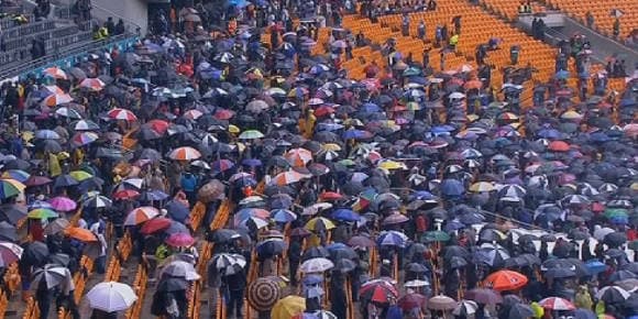 Des parapluies en pagaille, au Soccer City Stadium de Soweto. Des parapluies en pagaille, au Soccer City Stadium de Soweto.