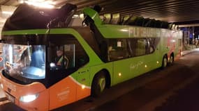 Le car a laissé son toit à l'entrée du tunnel