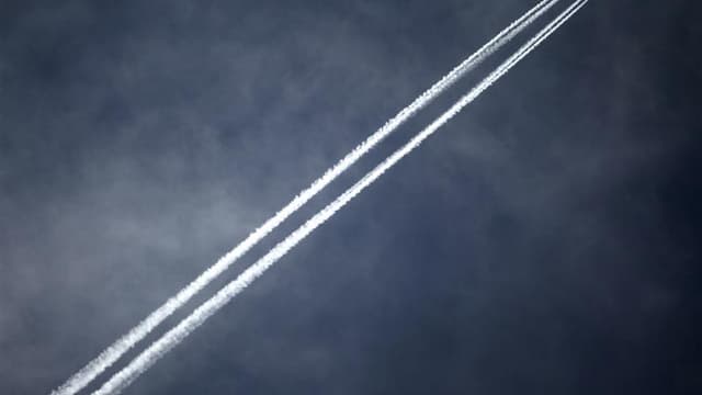 Un vol de la compagnie Air France assurant la liaison Paris-Tel Aviv a été dérouté mercredi soir vers l'aéroport de Bâle-Mulhouse après que le pilote a été informé d'une alerte à la bombe, a-t-on appris auprès de la direction de l'aéroport. Aucun engin su