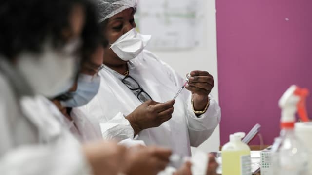 Des infirmières préparent des vaccins, dans un centre de vaccination à Sarcelles près de Paris, le 10 janvier 2021